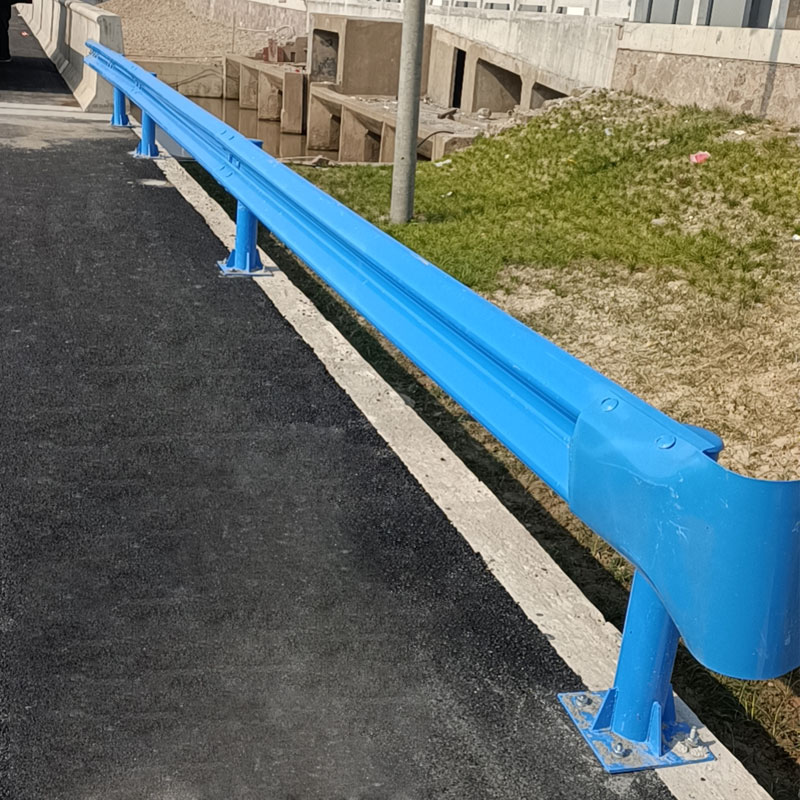 Parapet ondulat cu spray de plastic