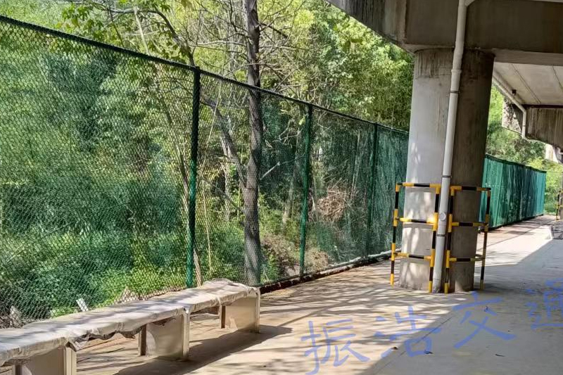 Gardul terenului de baschet