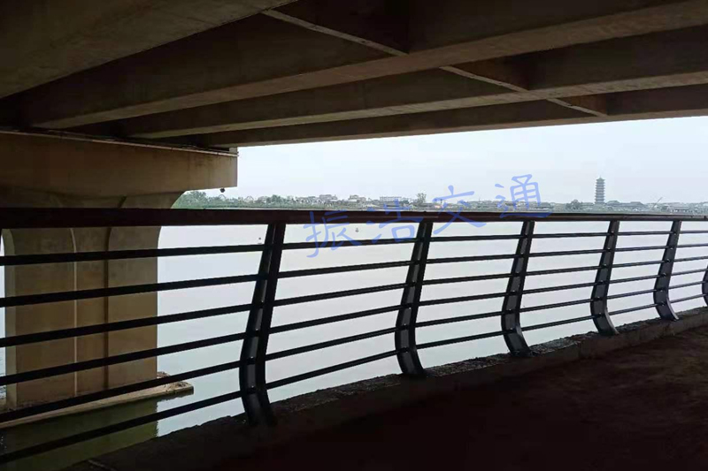 Parapet de râu