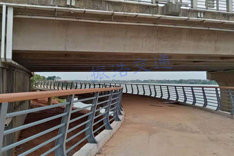 Parapet de râu