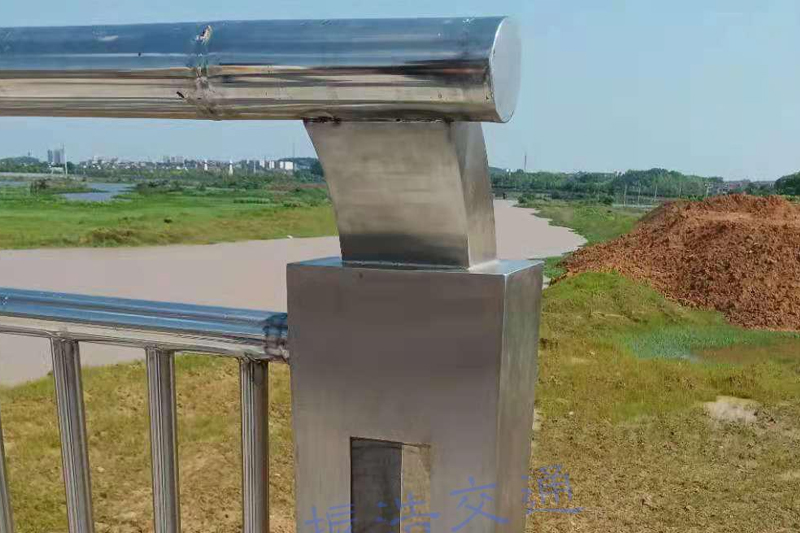 Parapet de râu